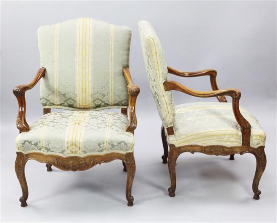 A pair of Hepplewhite style mahogany Gainsborough chairs, H.3ft 4in.